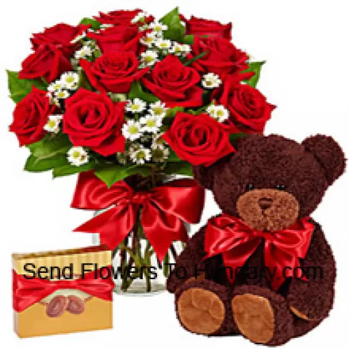 11 roses rouges avec des fougères dans un vase en verre, un mignon nounours de 14 pouces de hauteur et une boîte de chocolats importés