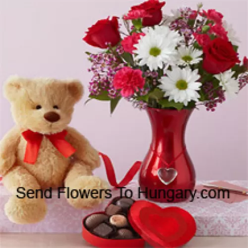 Roses rouges et Gerberas blanches avec quelques fougères dans un vase en verre accompagnés d'un mignon ours en peluche brun de 12 pouces de hauteur et d'une boîte de chocolats importée