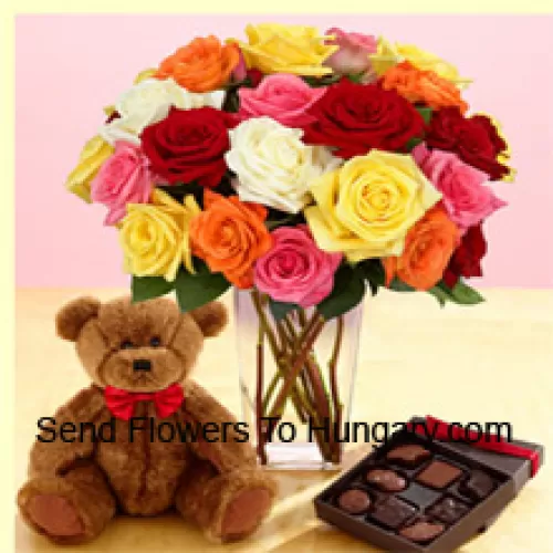 25 roses de différentes couleurs avec quelques fougères dans un vase en verre, un mignon ours en peluche brun de 12 pouces de haut et une boîte de chocolats importée
