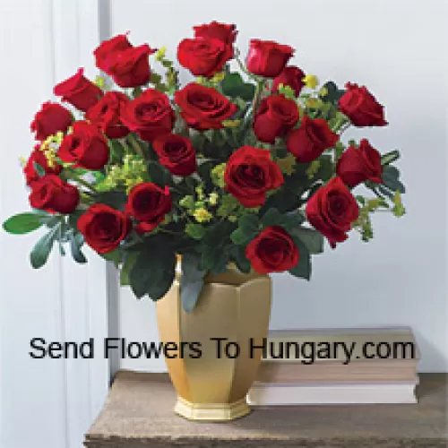 25 Roses Rouges avec quelques fougères dans un vase en verre