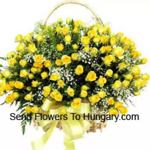 Un bel arrangement de 101 roses jaunes avec des remplisseurs saisonniers