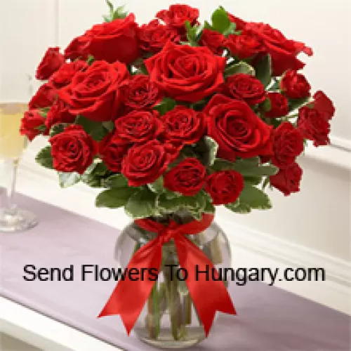37 Roses Rouges Avec Quelques Fougères Dans Un Vase en Verre