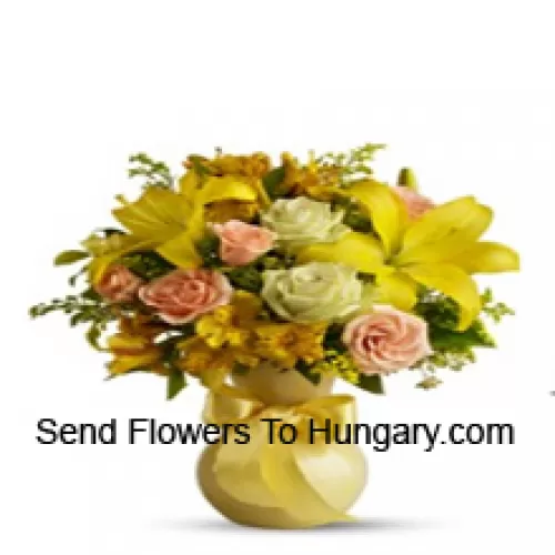 Roses oranges, roses blanches, gérberas jaunes et lys jaunes avec quelques fougères dans un vase en verre