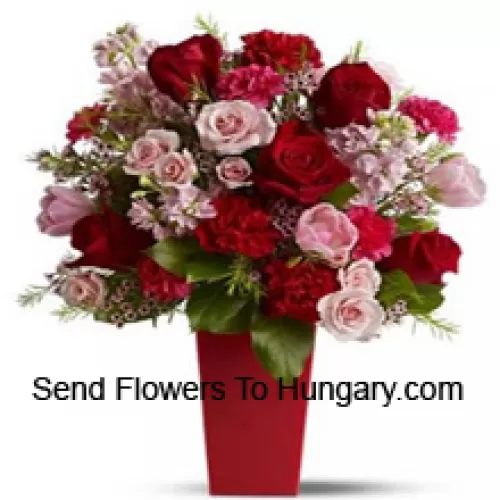 Roses rouges, Oeillets rouges et Roses roses avec des remplissages saisonniers dans un vase en verre - 25 tiges et remplissages
