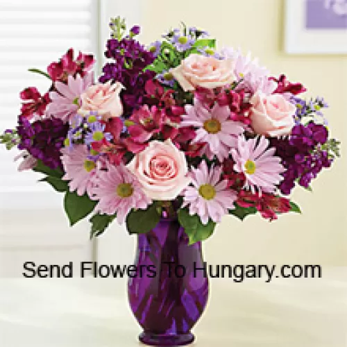 Rose rosa, gerbere rosa e altri fiori assortiti disposti splendidamente in un vaso di vetro - 25 steli e riempitivi