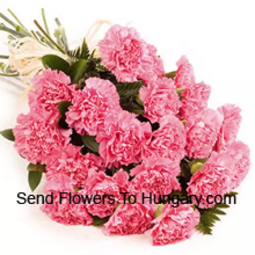 Un beau bouquet de 25 oeillets roses avec des garnitures saisonnières