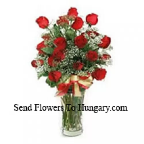 25 Roses Rouges avec des Fougères dans un Vase en Verre