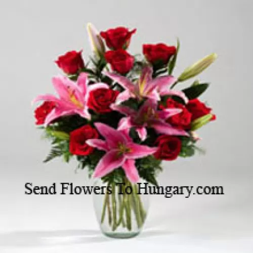 Lis et roses dans un vase comprenant des éléments de remplissage saisonniers