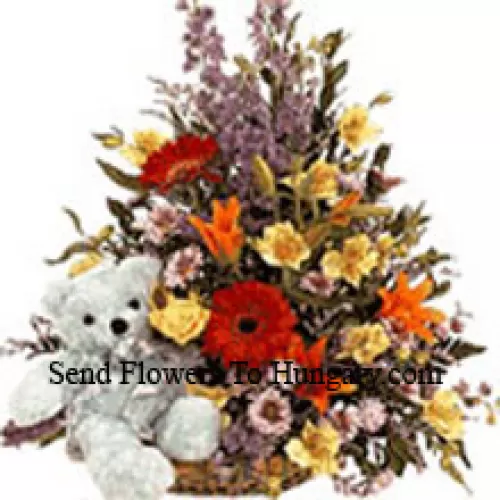Canasta de flores variadas con un lindo oso de peluche