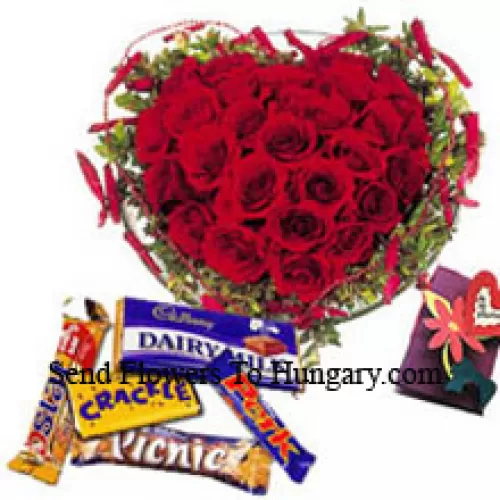 Arrangement en forme de cœur de 41 roses rouges, chocolats assortis et une carte de vœux gratuite