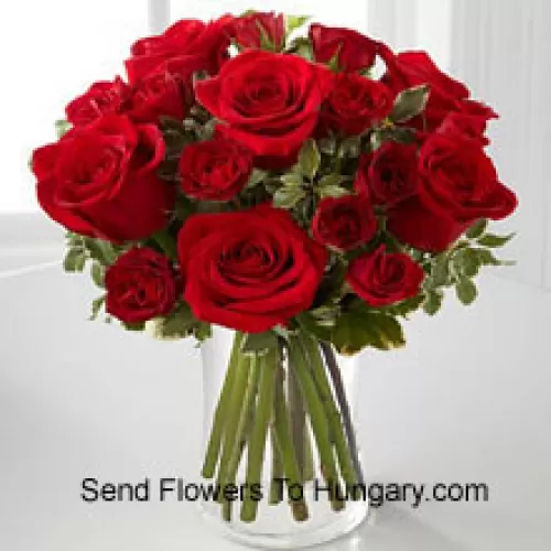 19 Roses Rouges Avec Quelques Fougères Dans un Vase